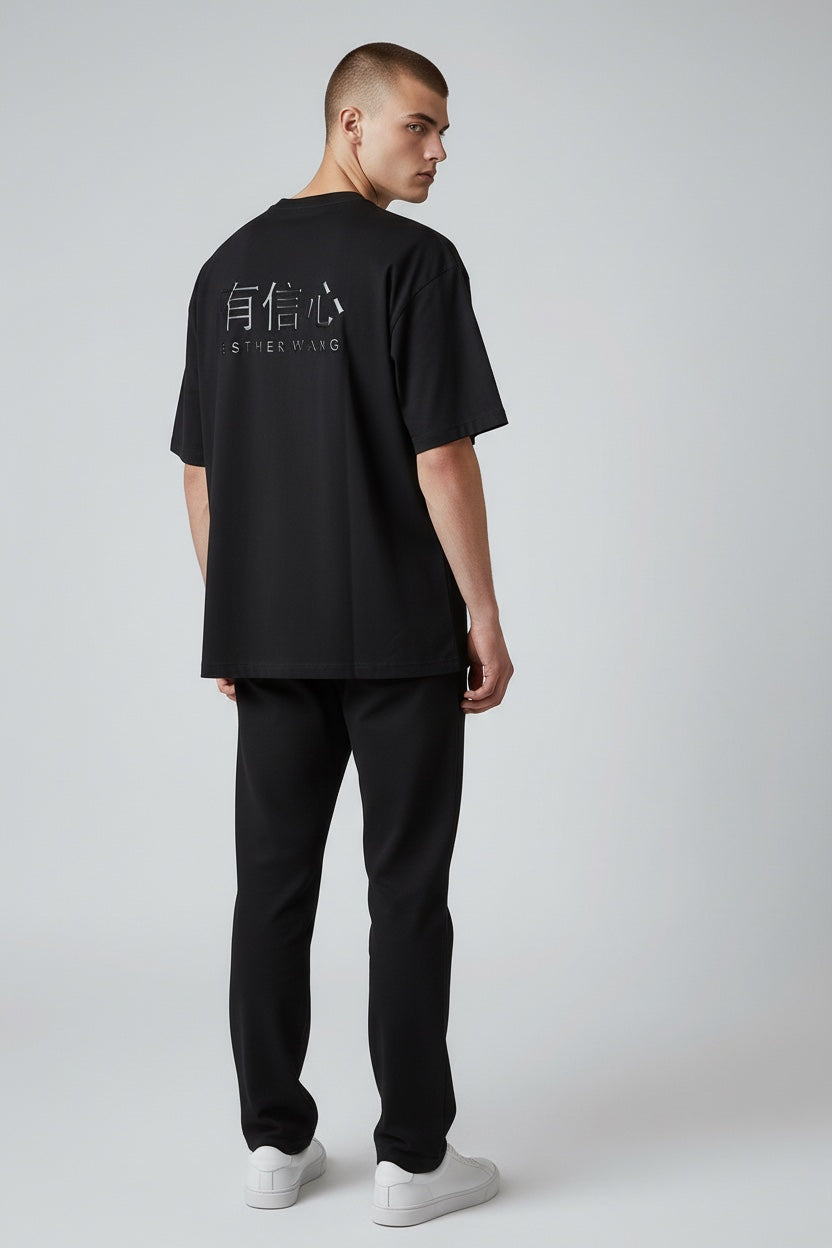 【Esther Wang】2026 EW 信心語錄 3D 立體浮雕厚磅寬版落肩 T 恤_黑_男女同款
