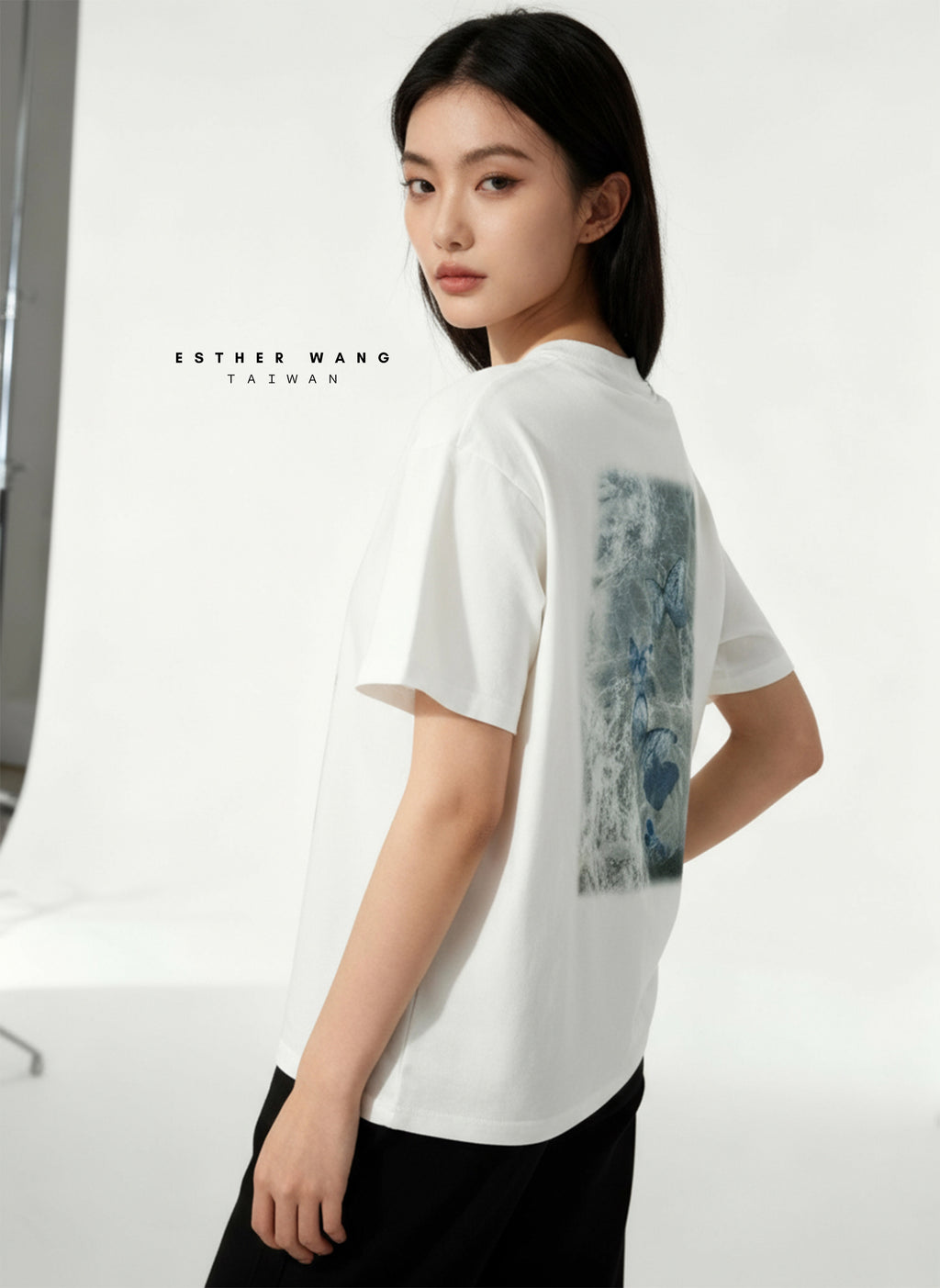 【Esther Wang】 EW 圓領精品刺繡印刷厚磅純精梳棉 T恤_白色＿男女同款